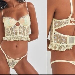 NWOT For Love & Lemons
Vintage Eyelet Rose bustier
Yellow Size L